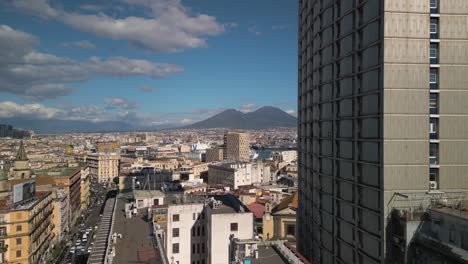 Luftaufnahme-Einer-Drohne-Zeigt-Die-Skyline-Von-Neapel-Mit-Dem-Vesuv-Im-Hintergrund
