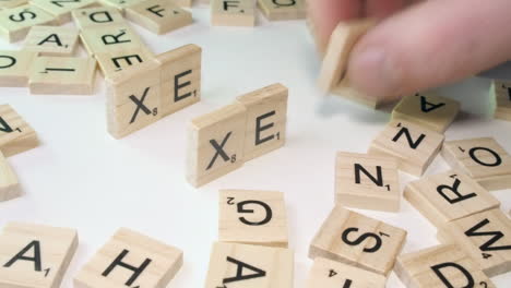 Wörter-Xe-Und-Xem-Sind-Alternative-Pronomen-Wörter,-Buchstabensteine-Auf-Dem-Tisch