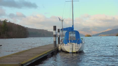 Un-Velero-Está-Amarrado-En-Un-Muelle-En-El-Lago-Windemere.