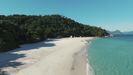 Drohne-Im-Vormarsch-über-Einen-Der-Schönsten-Strände-Der-Welt,-Campeche-Beach