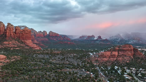 Clouds-Passing-Through-The-Red-Rock-Mountains-In-downtown-Sedona,-Arizona