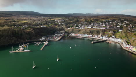 Antena-Lineal-Lateral-Del-Majestuoso-Puerto-De-Tobermory-Rodeado-De-Colinas-Y-árboles