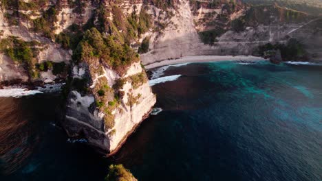 Kalksteinfelsen-Und-Türkisfarbenes-Meer-Am-Diamond-Beach-In-Nusa-Penida,-Bali,-Indonesien