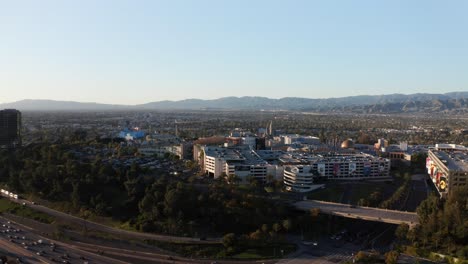 Toma-Panorámica-Aérea-De-Universal-Studios-Hollywood-Durante-La-Puesta-De-Sol-En-Los-Ángeles,-California.