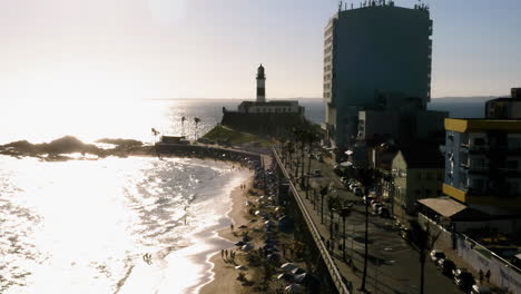 Vista-Aérea-Del-Farol-Da-Barra,-El-Mar-Y-El-Barrio-Circundante,-Salvador,-Bahia,-Brasil