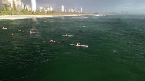 Männliche-Teilnehmer-Konkurrieren-In-Einem-Ozean-Surf-Skirennen-Bei-Einem-Australischen-Surf-Rettungswettbewerb