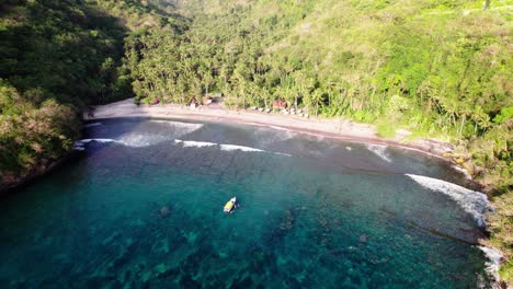 Gamat-Bay-In-Nusa-Penida,-Bali,-Indonesia---Snorkeling-Spot-With-Coconut-Palms-On-Sandy-Shoreline