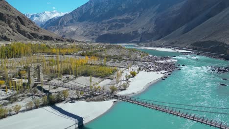 Luftaufnahme-Einer-Holzbrücke-Außerhalb-Von-Skardu,-Einer-Stadt-Im-Norden-Pakistans