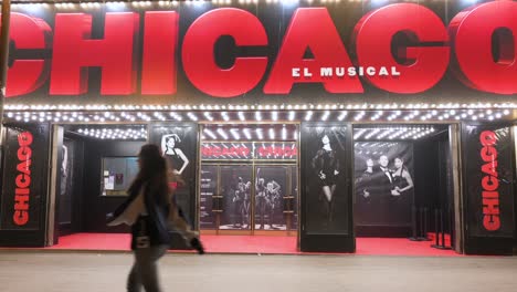 Fußgänger-Gehen-Am-Apolo-Theater-Vorbei,-In-Dem-Derzeit-Die-Musical-Hit-Originalproduktion-Vom-Broadway-In-Chicago-In-Spanien-Gezeigt-Wird