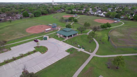 Dies-Ist-Ein-Luftbildvideo-Von-Jakes-Hilltop-Park-In-Flower-Mound,-Texas