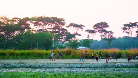 Niños-De-Una-Aldea-Rural-Del-Sur-De-Asia-Jugando-Fútbol