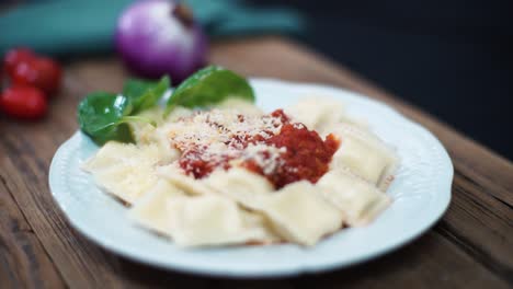 Sorrentinos-Con-Salsa-De-Tomate-En-Un-Plato