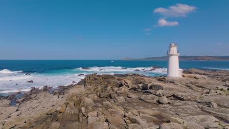 Leuchtturm-Von-Muxia-An-Der-Felsigen-Küste-Von-Muxia-In-Coruña,-Spanien