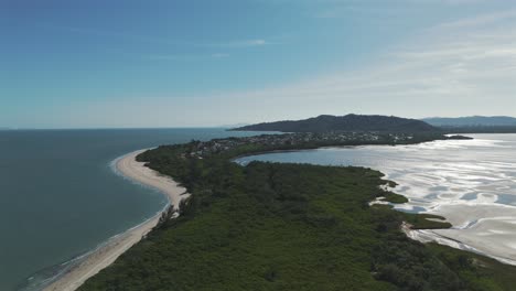 Drohnenbild-Beim-Aufsteigen-Und-Entdecken-Des-Strandes-Daniela-In-Florianopolis,-Der-Insel-Der-Magie