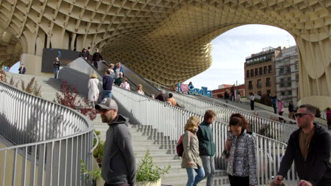 Turistas-En-El-Emblemático-Edificio-Cultural-Español-Metropol-Parasol-Ubicado-En-La-Plaza-De-La-Encarnación