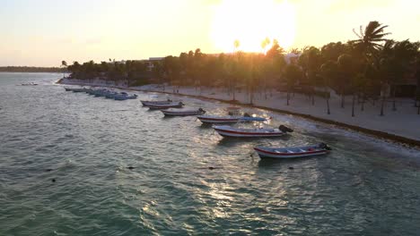 Paisaje-De-La-Hora-Dorada-Que-Se-Refleja-En-Las-Tranquilas-Aguas-Del-Océano