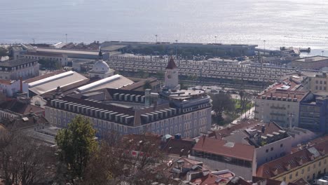 Teleaufnahme-Einer-Blauen-Fassade-Mit-Orangefarbenem-Dach-Und-Uhrturm-In-Lissabon,-Portugal