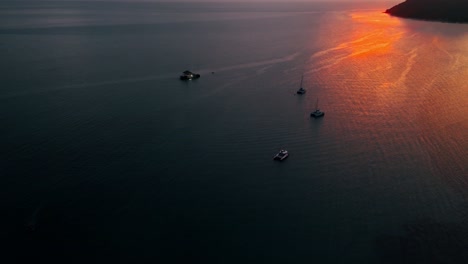 Panorámica-De-Los-Barcos-Ante-Una-Isla-Al-Atardecer.