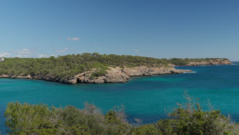 Ruhige-Bucht-Cala-Mondrago-Mit-üppigem-Grün-Auf-Mallorca