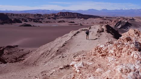 El-Hombre-Camina-Hacia-La-Cámara:-Aire-Limpio-Y-Escarpado-Mirador-De-La-Montaña-Del-Desierto