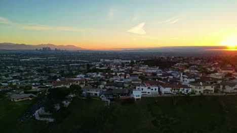 Barrio-De-Gente-Rica-En-La-West-En-Vista-Aérea-Durante-El-Amanecer.