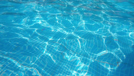 Wasser-Plätschert-Im-Schwimmbad-An-Einem-Sonnigen-Tag