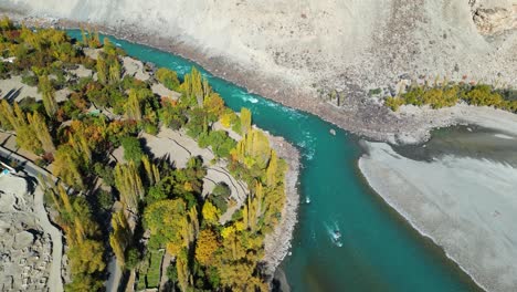 Drohnenaufnahme-Eines-Wunderschönen-Flusses,-Der-In-Der-Ländlichen-Stadt-Skardu-In-Pakistan-Fließt