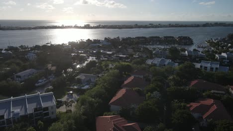 Golden-Hour-View:-Häuser-Am-Wasser-In-Bradenton,-Florida-Mit-Blick-Auf-Anna-Marie-Island