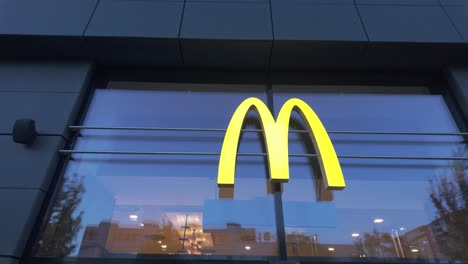 Gelbes-McDonald&#39;s-Logo-Schild-Auf-Dem-Glasfenster-Des-Firmengebäudes