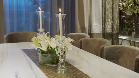Luxuriöses-Esstisch-Setup-Mit-Weißen-Lilien-Und-Kerzen-In-Glaskandelabern