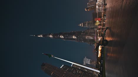 Vista-Nocturna-Del-Burj-Khalifa-De-Dubai,-La-Torre-Más-Alta-Del-Mundo-En-Los-Emiratos-Árabes-Unidos