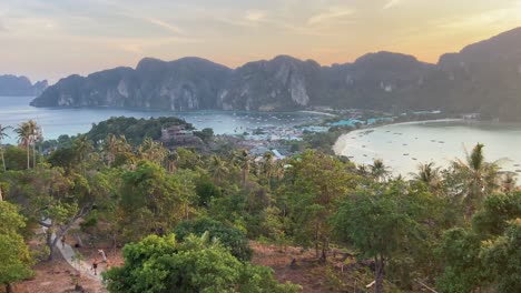Aussichtspunkt-Der-Insel-Koh-Phi-Phi-Bei-Einem-Lebendigen-Und-Wunderschönen-Sonnenuntergang