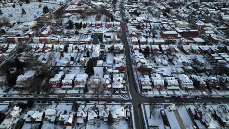 Schneebedeckte-Amerikanische-Stadt-Mit-Bunten-Häusern-In-Der-Wintersaison