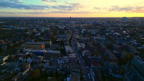 Hermoso-Panorama-Del-Horizonte-De-Arnhem-Durante-La-Puesta-De-Sol-Naranja-En-El-Día-Con-Nubes