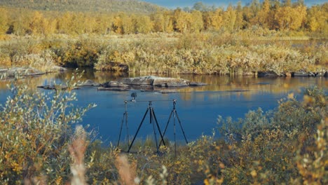 Eine-Professionelle-Kamera-Auf-Dem-Slider-Rig-Steht-Am-Ufer-Des-Flusses,-Umgeben-Von-Verdorrtem-Gras-Und-Schilf