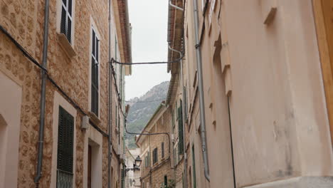 Quiet-street-in-Soller,-Mallorca-with-traditional-architecture