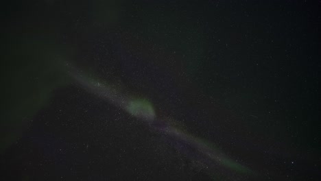 El-Oscuro-Cielo-Invernal-Se-Adornó-Con-Una-Espectacular-Exhibición-De-La-Aurora-Boreal