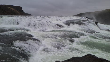 Mächtige-Stromschnellen-Und-Kaskaden-über-Dem-Gullfoss-Wasserfall,-Island