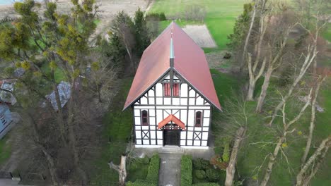 Pequeña-Y-Pintoresca-Iglesia-Rural-Entre-árboles,-Principios-De-Primavera.