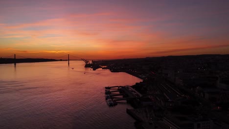 Serena-Neblina-Roja-Anaranjada-Del-Atardecer-Luces-Cielo-Púrpura-Y-Rosa-Sobre-El-Río-Tajo-Lisboa-Portugal