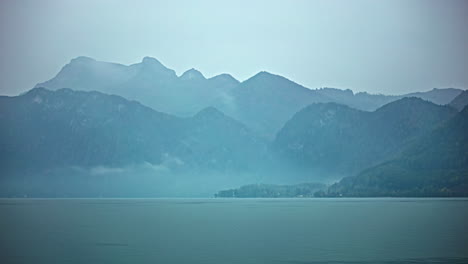 Nebliger-Attersee-Und-Alpen,-Zeitraffer-Ansicht