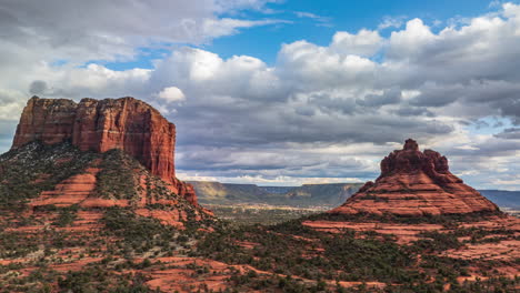 Clouds-over-Bell-Rock-And-Courthouse-Butte-In-Sedona,-Arizona,-USA