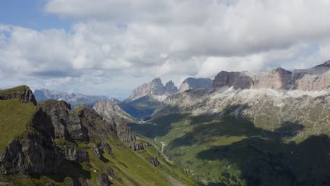 Espectaculares-Vistas-De-Drones-Paso-Pordoi,-Montañas-Sella-Val-Gardena-Dolomitas-Italia