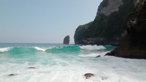 Foamy-Waves-Splashing-On-Rugged-Shore-In-Summer-In-Nusa-Penida,-Bali,-Indonesia