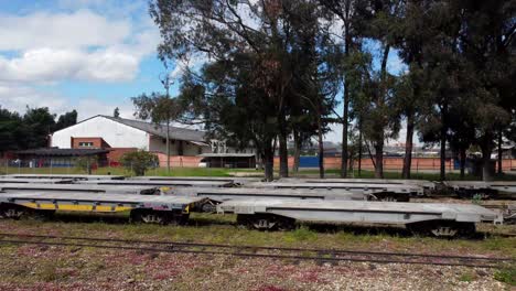 La-Lente-Del-Dron-Captura-La-Energía-Vibrante-De-Las-Calles-De-Bogotá,-Donde-Los-Automóviles-Y-Los-Peatones-Se-Mueven-En-Armonía-A-Lo-Largo-De-Las-Vías.