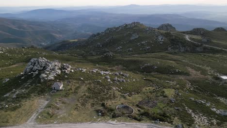 Dolly-Aéreo-Panorámico-Sobre-Los-Bancos-Del-Parque-Y-Sitios-Históricos-En-La-Sierra-De-San-Mamede-Ourense-España