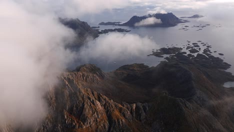 Vista-Aérea-De-La-Montaña-Segla-Sobre-El-Cielo,-Noruega-Durante-El-Verano