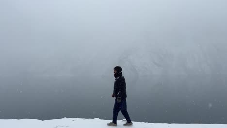Hombre-Inactivo-Caminando-Por-Un-Sendero-Cubierto-De-Nieve-En-La-Ciudad-De-Skardu,-Pakistán