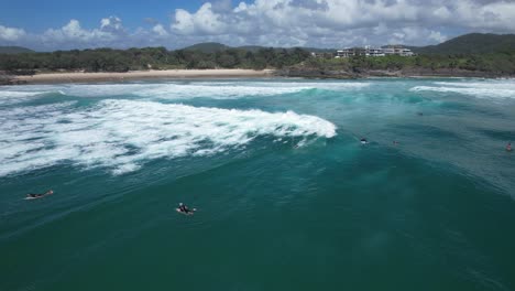 Luftaufnahme-Von-Touristen,-Die-Am-Cabarita-Beach-In-New-South-Wales,-Australien,-Im-Meer-Surfen---Drohnenaufnahme