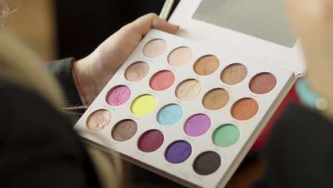 Un-Maquillador-Profesional-Trabaja-Con-Una-Paleta-De-Sombras-De-Ojos-De-Varios-Colores